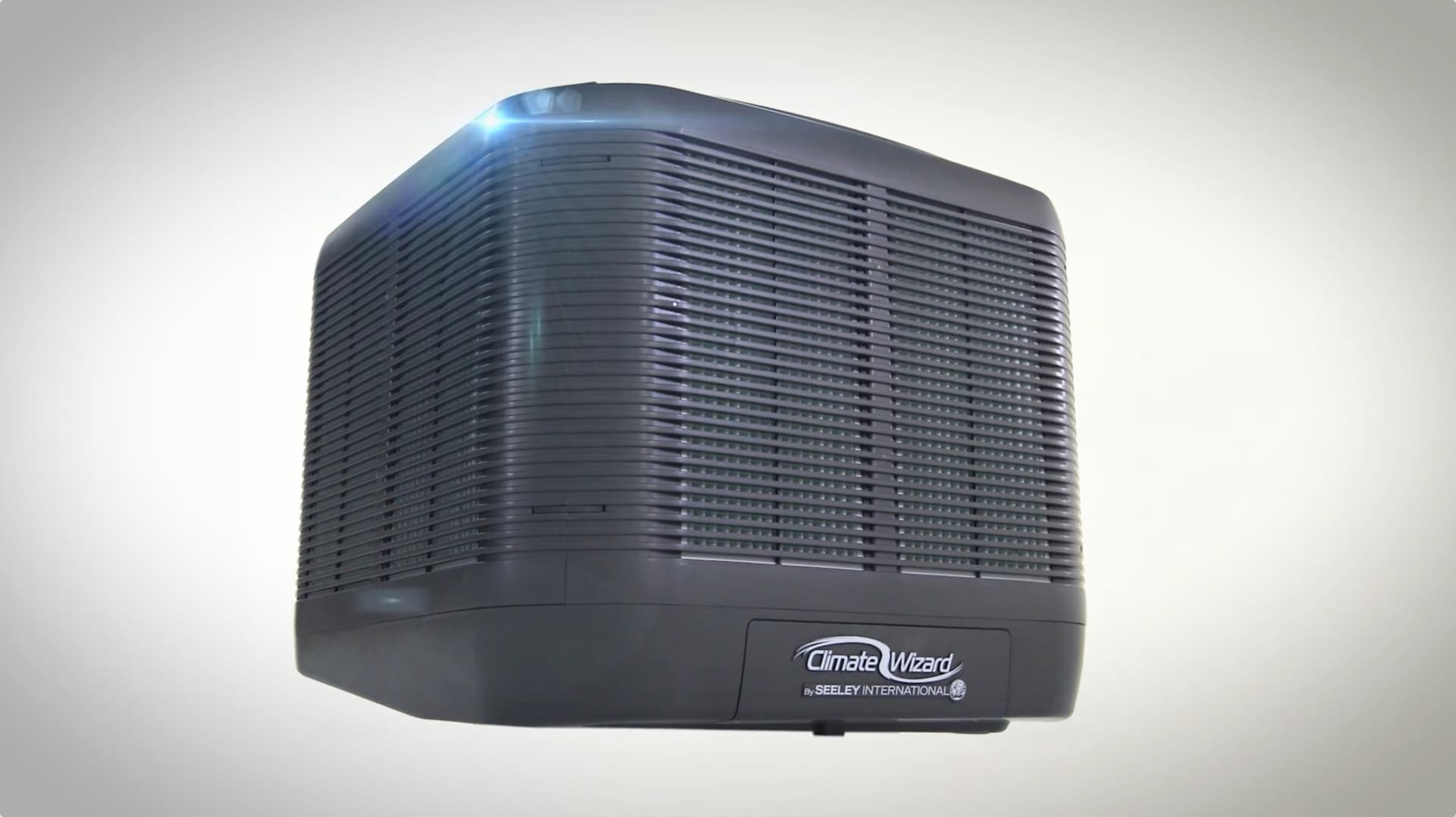 Trabajador de Climate Gate instalando un sistema de ventilación